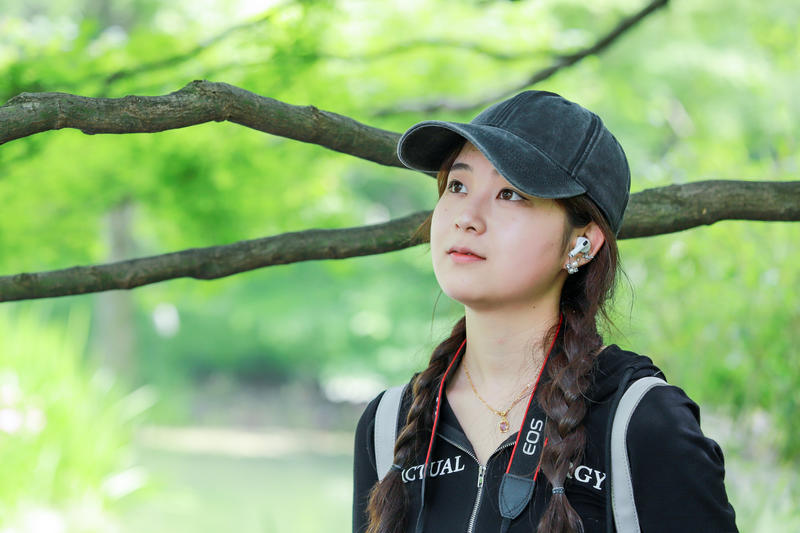 长相清纯斯文的小妹