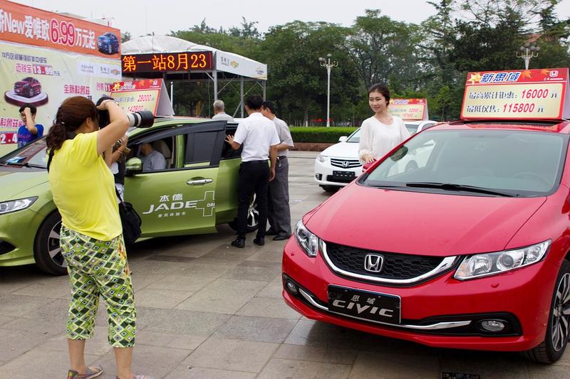 拍  车  模
